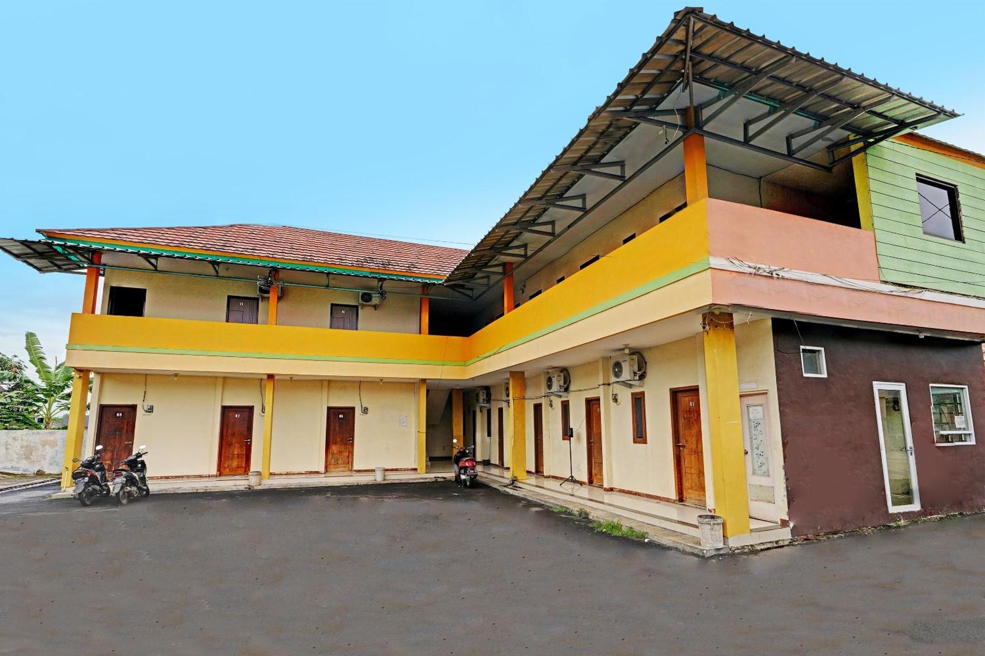 Oyo 91955 Pondokan Cempaka Cirebon Buitenkant foto