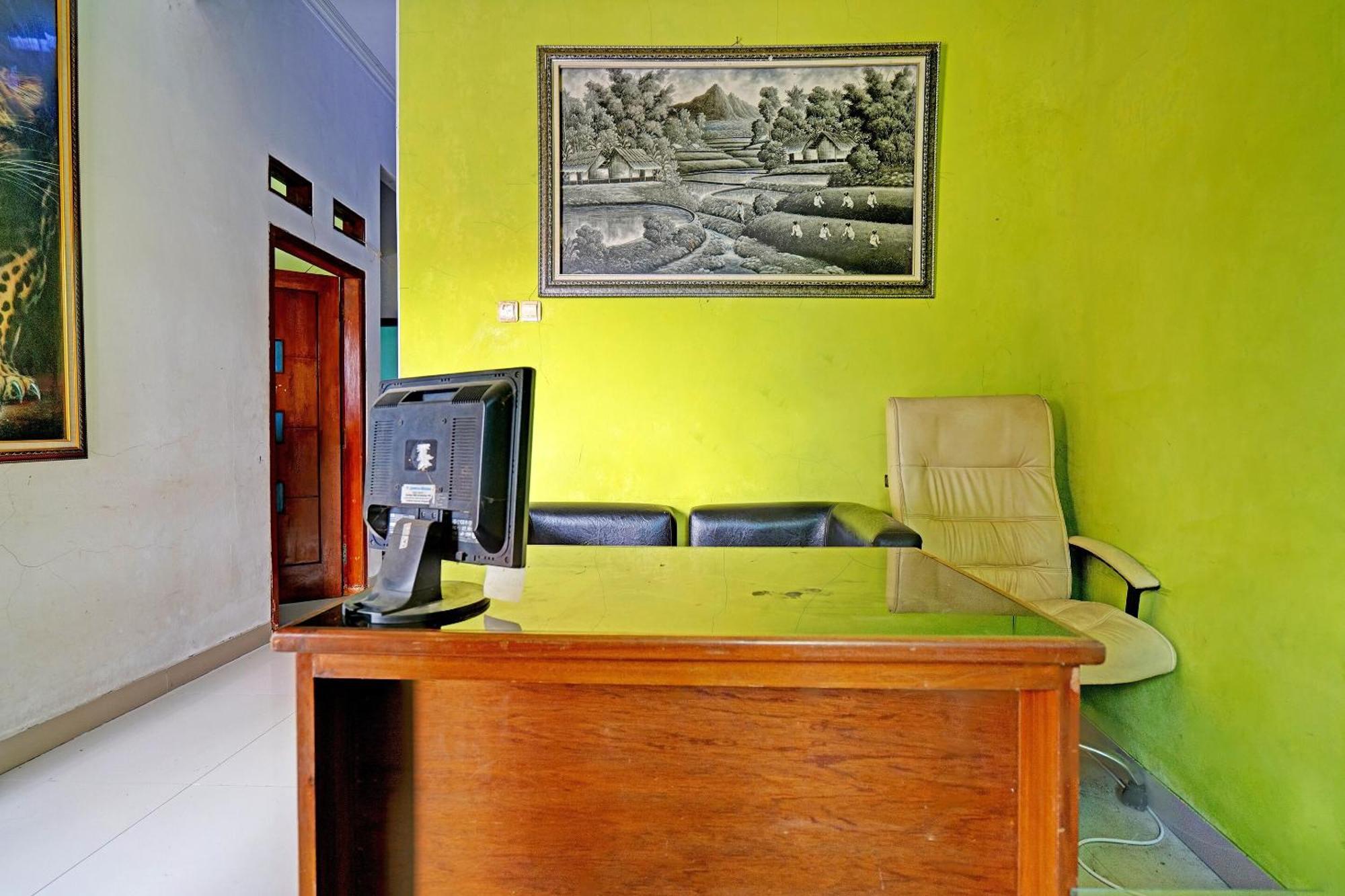 Oyo 91955 Pondokan Cempaka Cirebon Buitenkant foto