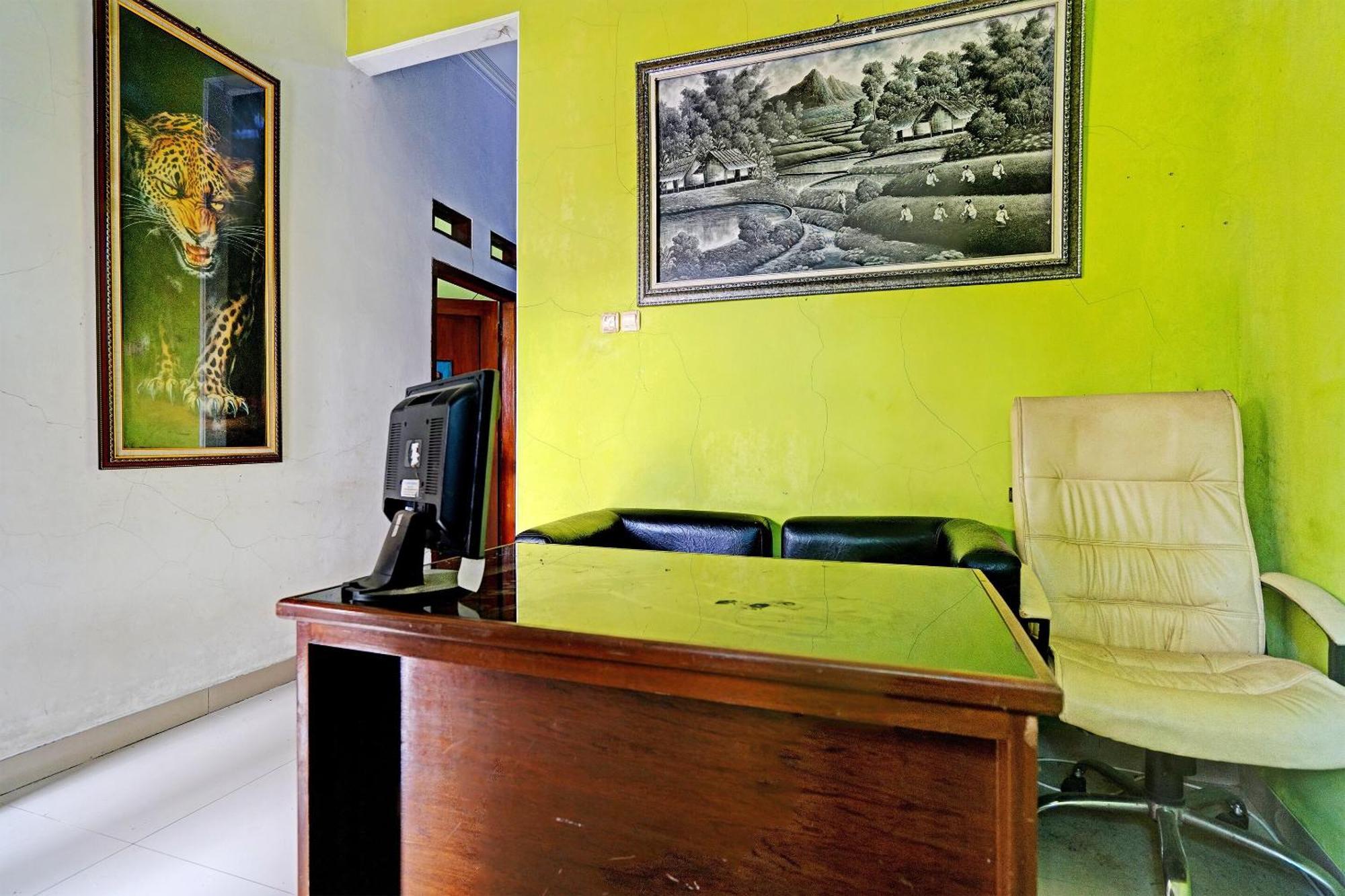 Oyo 91955 Pondokan Cempaka Cirebon Buitenkant foto