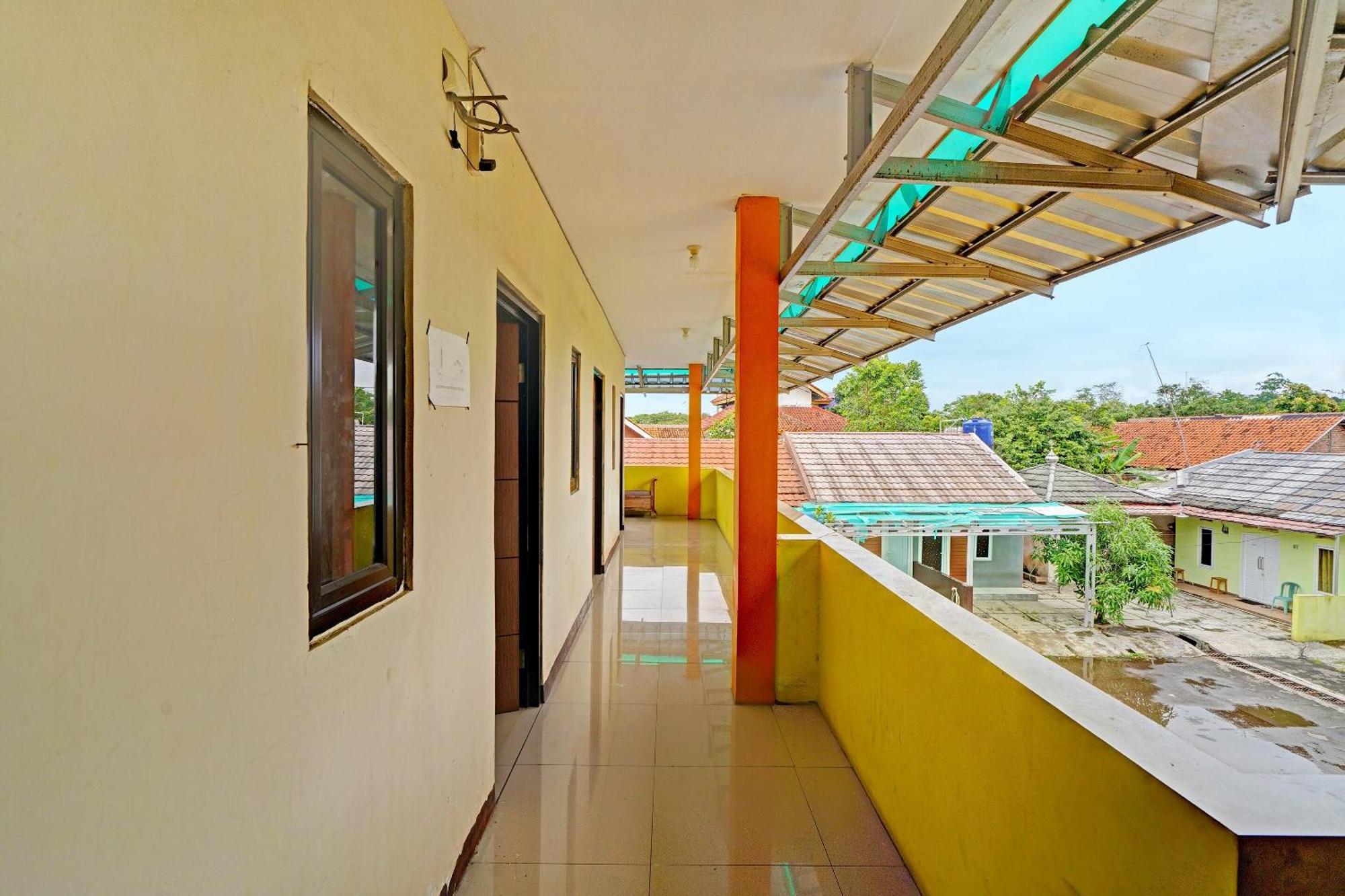 Oyo 91955 Pondokan Cempaka Cirebon Buitenkant foto