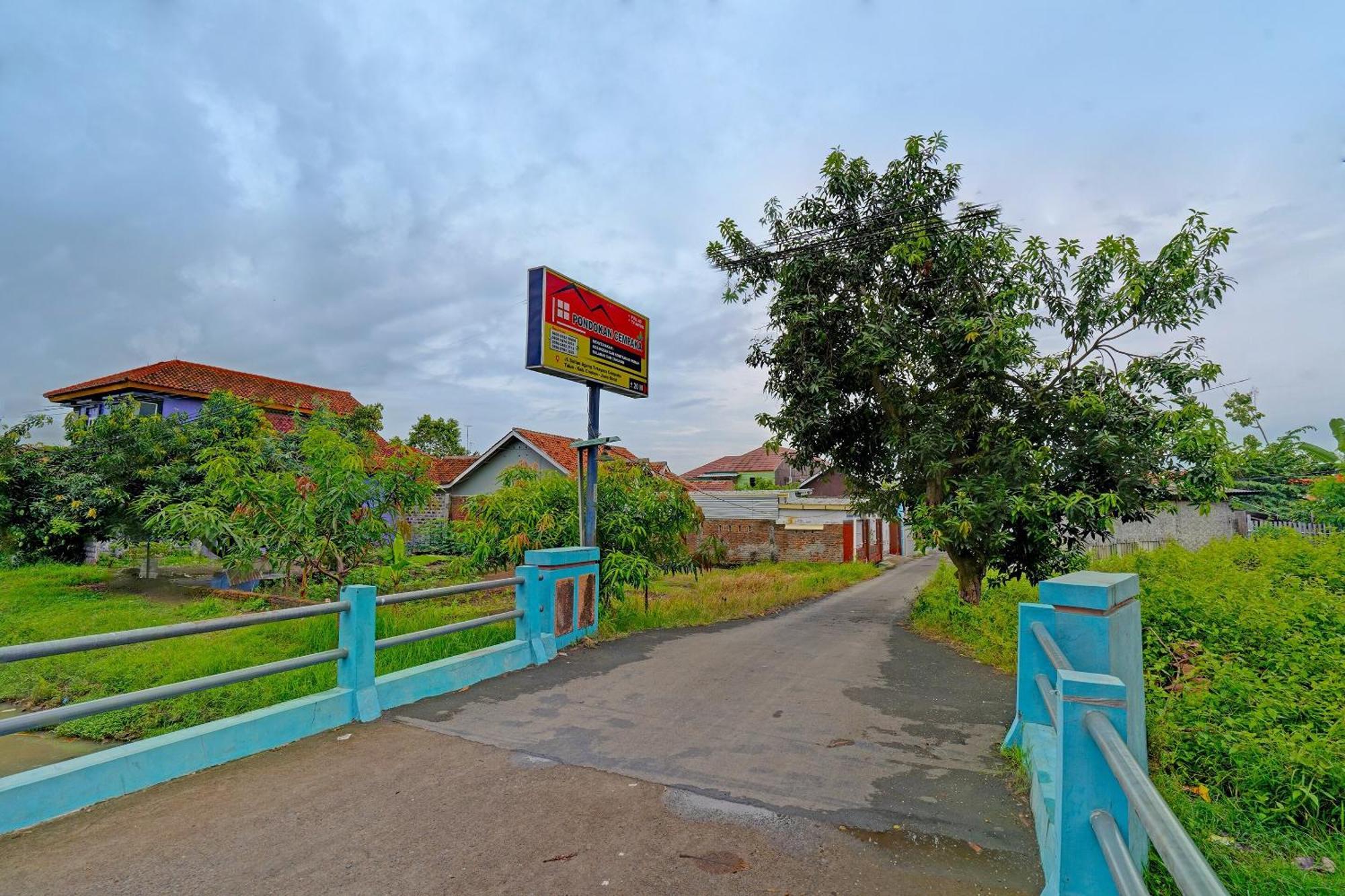 Oyo 91955 Pondokan Cempaka Cirebon Buitenkant foto