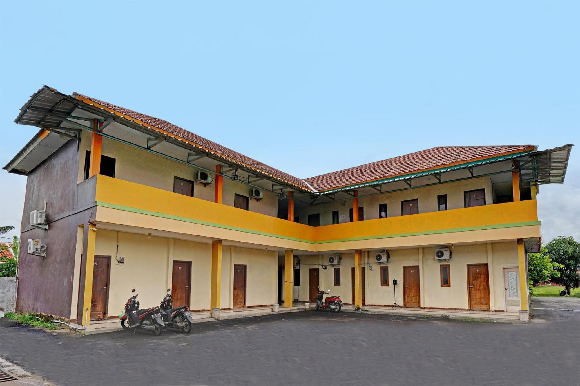 Oyo 91955 Pondokan Cempaka Cirebon Buitenkant foto